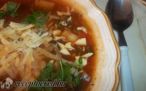 Kertészlány leves orsótésztával, parmezánnal