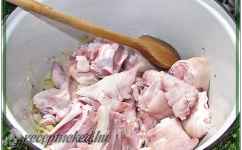 Bográcsos körömpörkölt lapockával, füstölt hússal