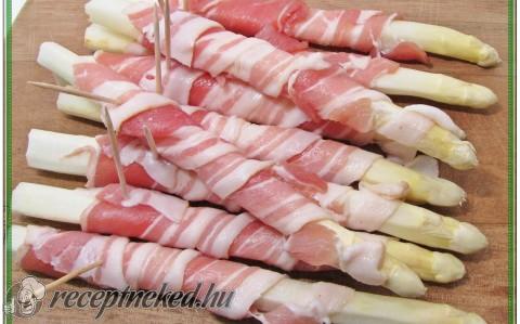 Baconbe göngyölt spárga mártogatóssal