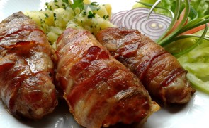 Fűszeres csirkeszárnyak baconba tekerve