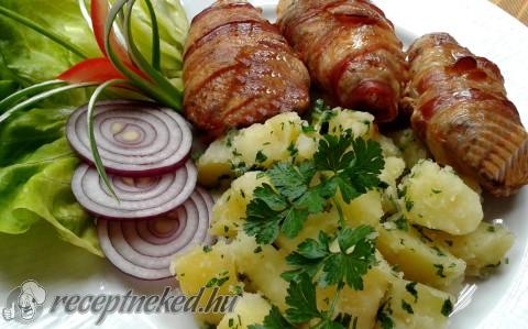 Fűszeres csirkeszárnyak baconba tekerve