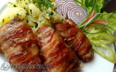 Fűszeres csirkeszárnyak baconba tekerve
