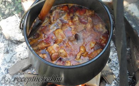 Pincepörkölt bográcsban