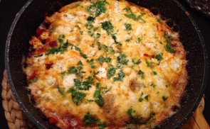 Kolbászos fetás frittata
