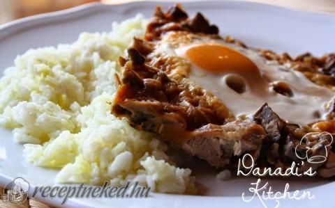 Sült tarja gombakerítéssel és tükörtojással