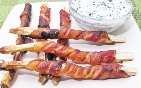 Baconbe göngyölt spárga mártogatóssal
