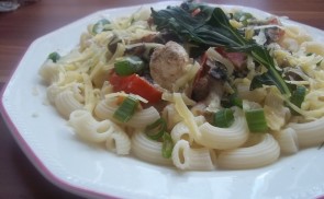 Szarvacska (lumaconi) baconnel, rukkolával és parmezánnal