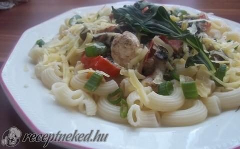 Szarvacska (lumaconi) baconnel, rukkolával és parmezánnal