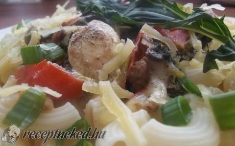 Szarvacska (lumaconi) baconnel, rukkolával és parmezánnal