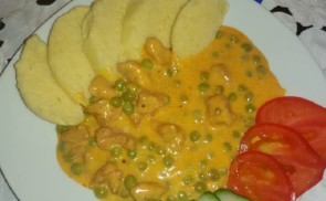 Tejfölös zöldborsó ragu knédlivel