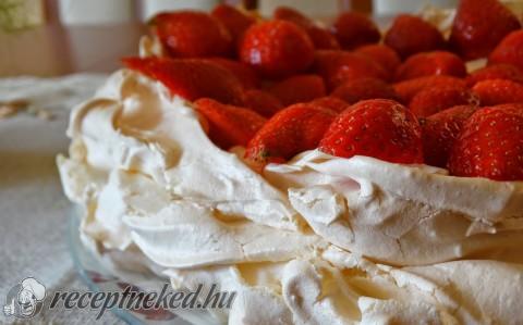 Pavlova torta eperrel