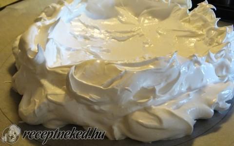 Pavlova torta eperrel
