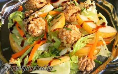 Saláta chilis kecskesajttal, dióval és körtével