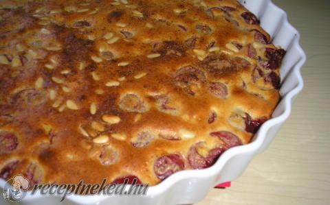 Cseresznyés-mandulás fenyőmagos clafoutis