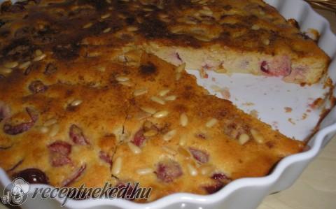Cseresznyés-mandulás fenyőmagos clafoutis