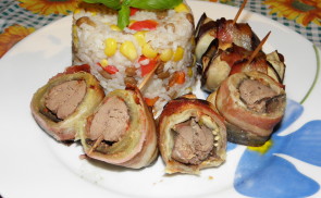 Padlizsánba és baconbe tekert csirkemáj