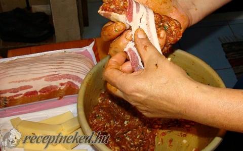 Sajtos vagdalt baconbe göngyölve