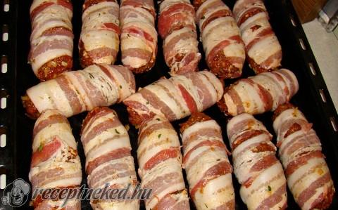 Sajtos vagdalt baconbe göngyölve
