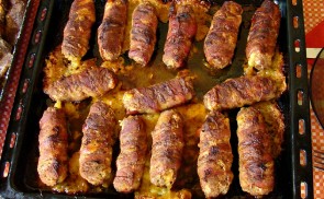 Sajtos vagdalt baconbe göngyölve
