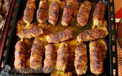 Sajtos vagdalt baconbe göngyölve