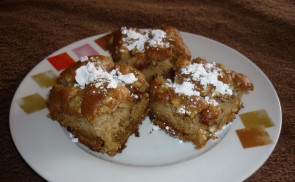 Fehér csokoládés-diós mézes sütemény