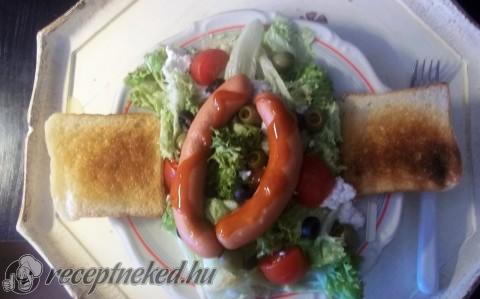 Mediterrán saláta bruschettával és virslivel