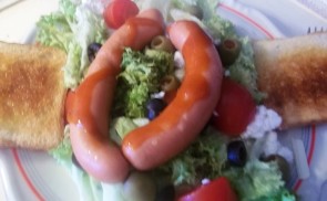 Mediterrán saláta bruschettával és virslivel