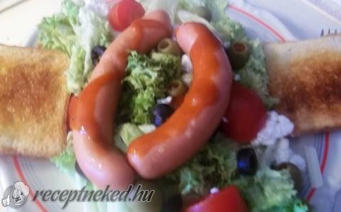 Mediterrán saláta bruschettával és virslivel