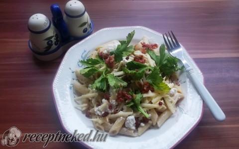 Baconös-tejfölös penne rukkolával és túróval