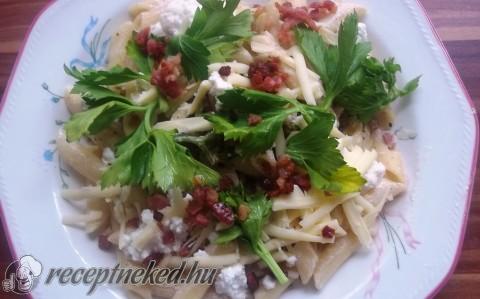 Baconös-tejfölös penne rukkolával és túróval