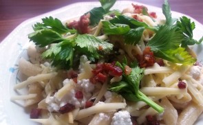 Baconös-tejfölös penne rukkolával és túróval