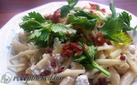 Baconös-tejfölös penne rukkolával és túróval