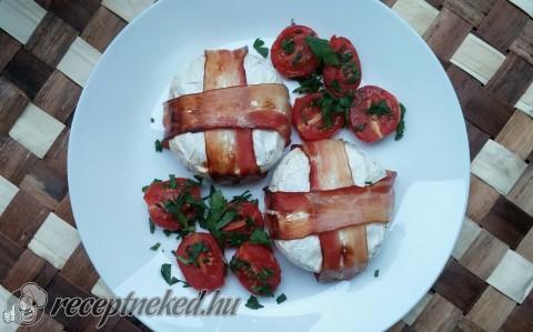 Baconben sült camembert