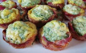 Tojásmuffin bacon kosárban