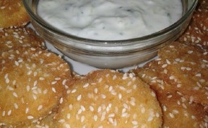 Szezámmagos rántott tök uborkás mártogatóssal