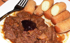 Őzpörkölt krumplikrokettel