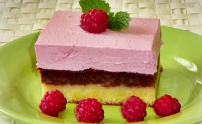 Fehércsokis-málnahabos brownie