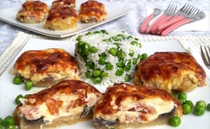 Baconnel és sajttal töltött gomba