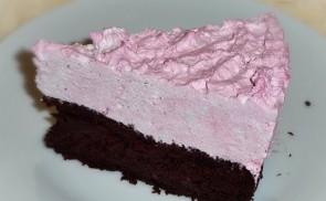 Céklás brownie málnás habkoronával