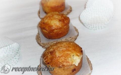 Sajtos-baconös muffin