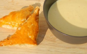 Almás sajtleves kakukkfüves-almás párnával
