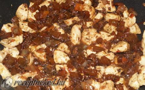 Fűszeres csirkefalatok görögdinnyehéj chutney-val