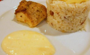 Harcsaszelet citromos mártással és mazsolás rizzsel