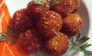 Szezámmagos cukkinigolyók