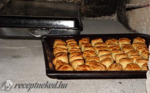 Libatöpörtyűs pogácsa kemencében