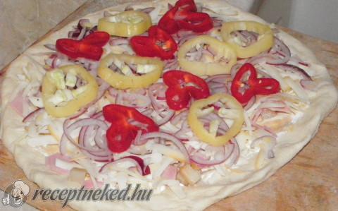 Magyaros pizza kemencében