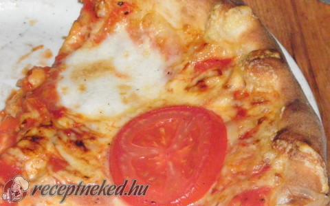 Margherita pizza kemencében