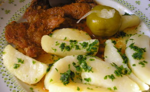 Fűszeres pecsenye petrezselymes burgonyával