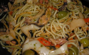 Tenger gyümölcsei ragu spagettivel