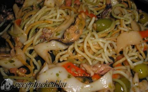 Tenger gyümölcsei ragu spagettivel